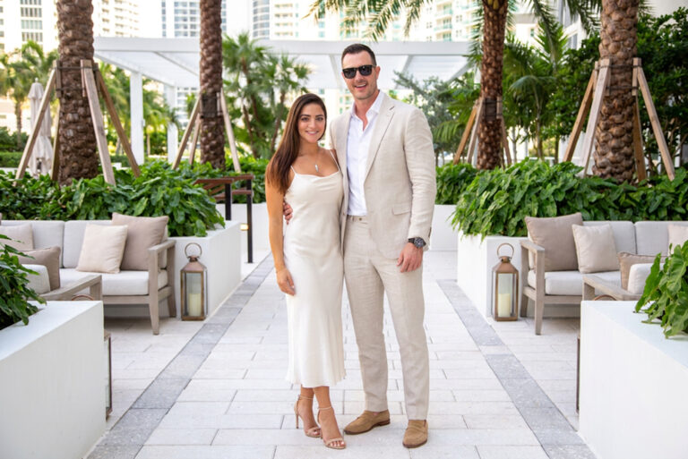 Elegant couple portrait in a tropical lounge, by Arte City Media