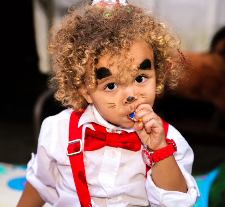 Child with face paint at a kids birthday party, by Arte City Media