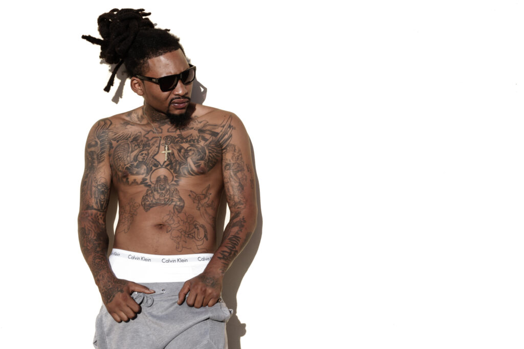 Artist portrait with tattoos and sunglasses by Arte City Media