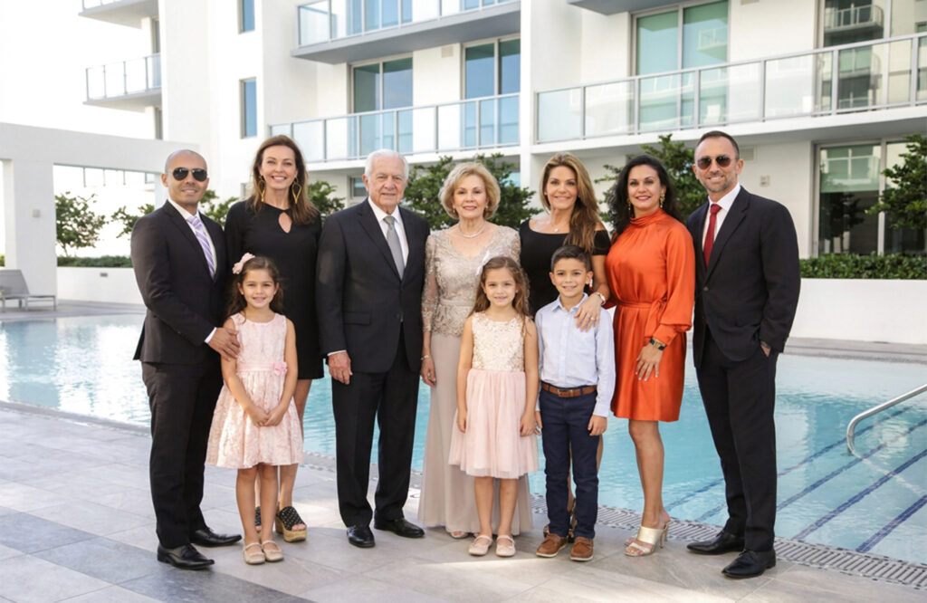 Multi-generational family portrait by a resort pool, by Arte City Media